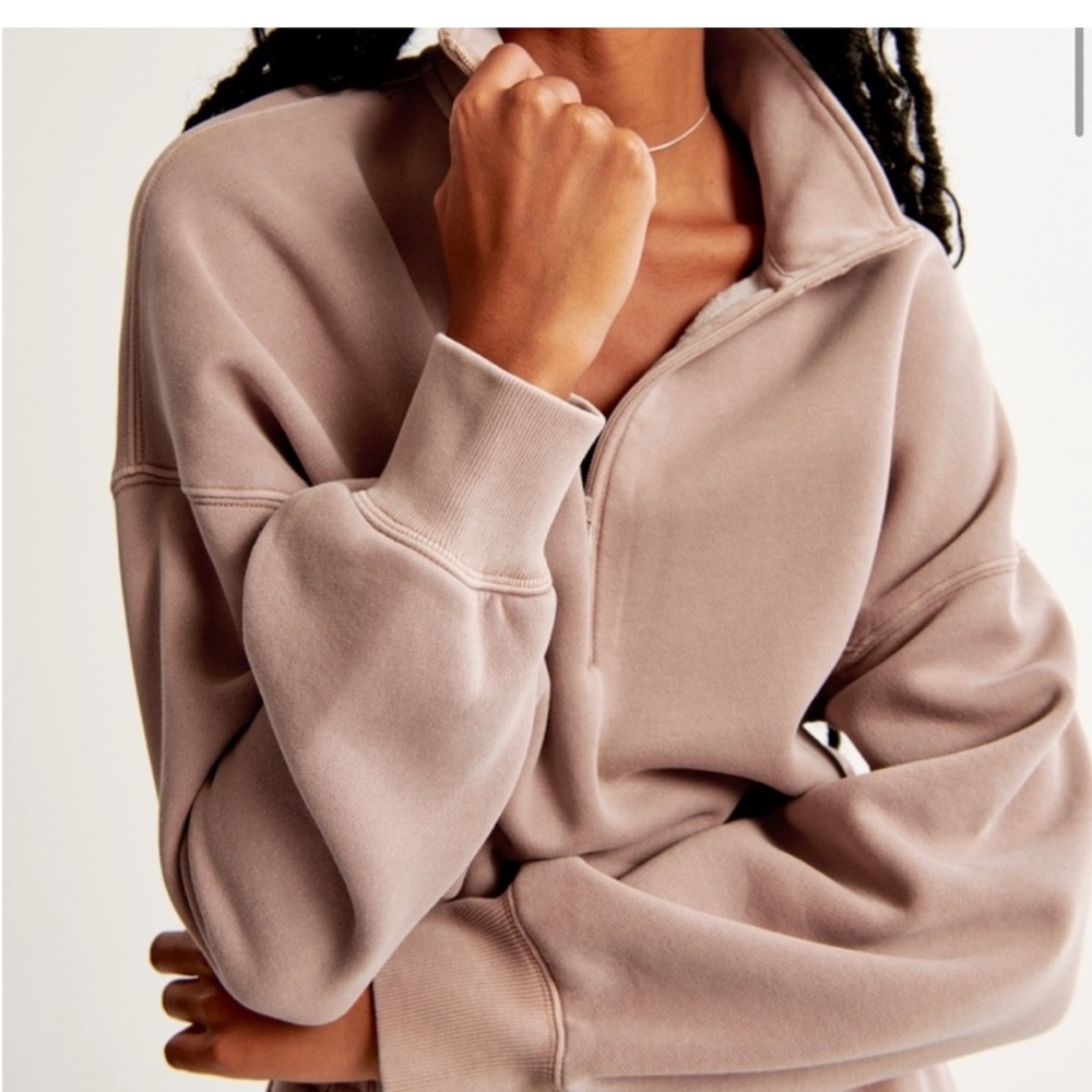 Abercrombie Sunday Essential Half Zip
Sweatshirt in Biege